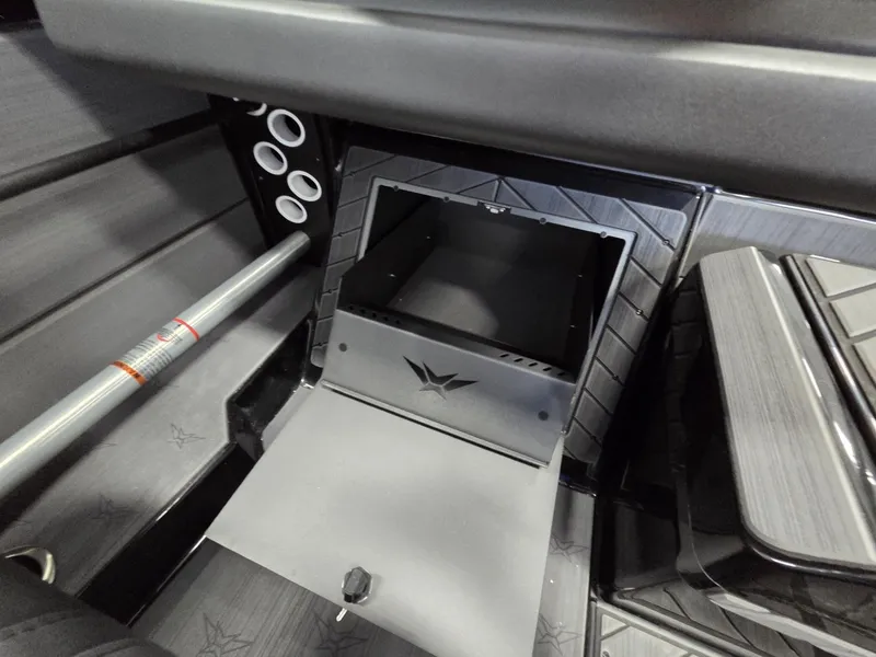 Slide: The Image of Vexus Boats DVX20s 2026 - 30