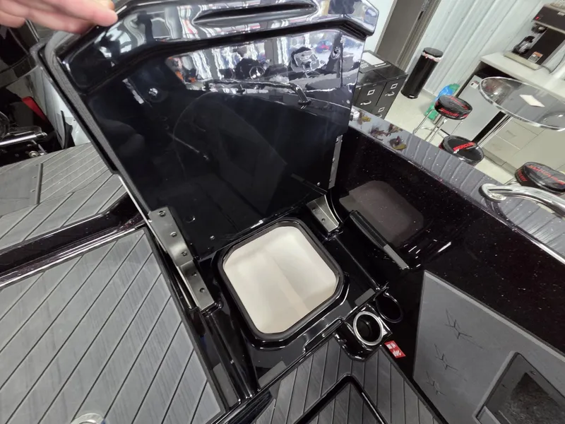 Slide: The Image of Vexus Boats DVX20s 2026 - 36