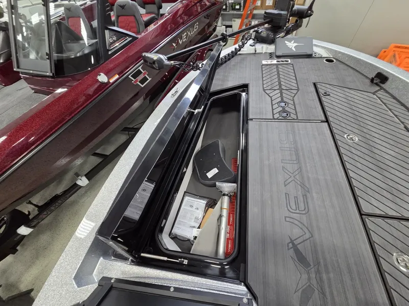 Slide: The Image of Vexus Boats DVX22s 2026 - 12