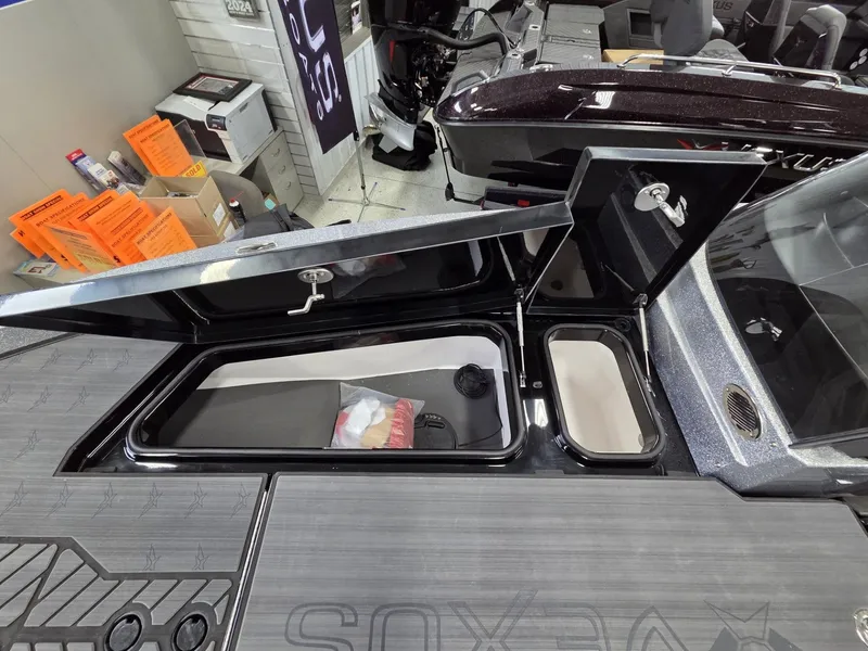 Slide: The Image of Vexus Boats DVX22s 2026 - 13