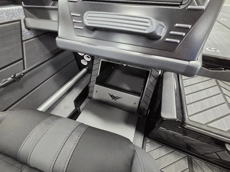 Slide: The Image of Vexus Boats DVX22s 2026 - 28