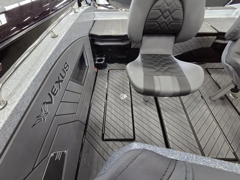 Slide: The Image of Vexus Boats DVX22s 2026 - 45
