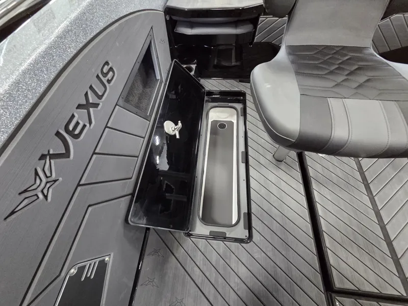 Slide: The Image of Vexus Boats DVX22s 2026 - 46