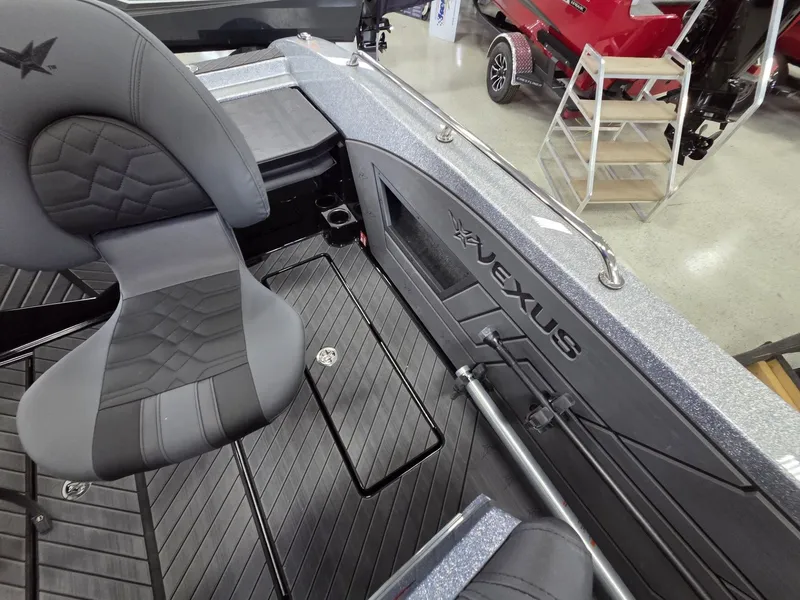 Slide: The Image of Vexus Boats DVX22s 2026 - 47
