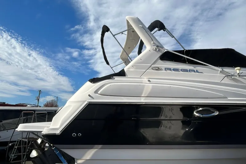 Slide: The Image of 2004 Regal Commodore 2860 boat against a blue sky background. - 2