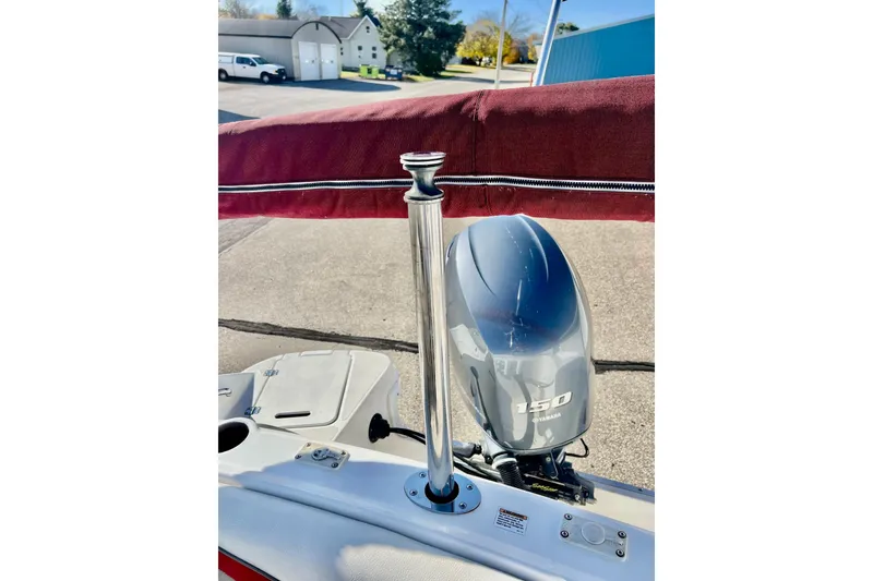 Slide: The Image of 2013 Hurricane SunDeck Sport 220 OB boat with Yamaha 150 outboard motor. - 64