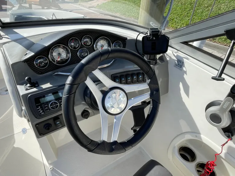 Slide: The Image of Stingray 214 LR 2018 - 25