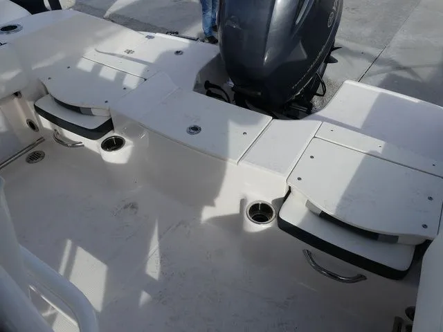 Slide: The Image of Robalo R200 Center Console 2023 - 10