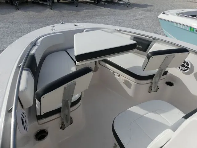 Slide: The Image of Robalo R200 Center Console 2023 - 11