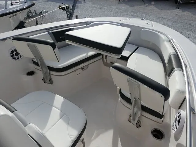 Slide: The Image of Robalo R200 Center Console 2023 - 12