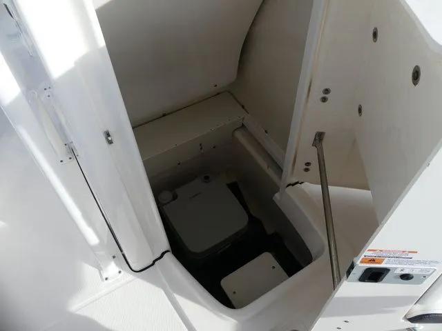 Slide: The Image of Robalo R200 Center Console 2023 - 14