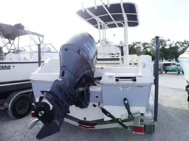 Slide: The Image of Robalo R200 Center Console 2023 - 4