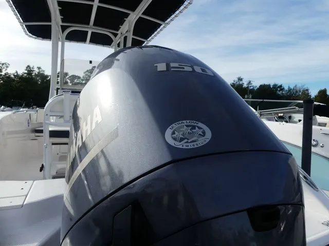 Slide: The Image of Robalo R200 Center Console 2023 - 5