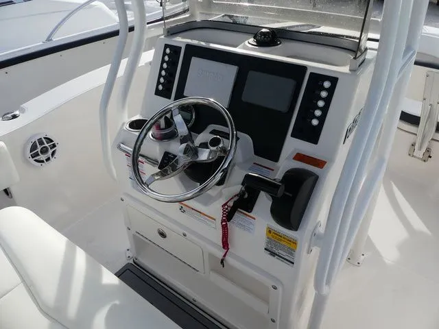 Slide: The Image of Robalo R200 Center Console 2023 - 6