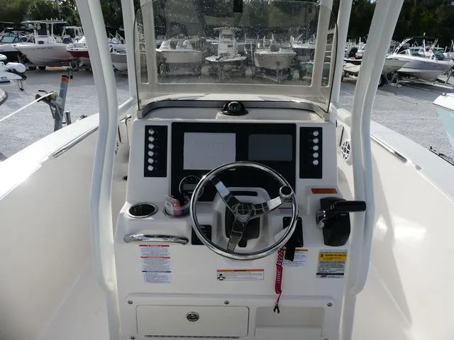 Slide: The Image of Robalo R200 Center Console 2023 - 7