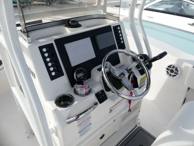 Slide: The Image of Robalo R200 Center Console 2023 - 8