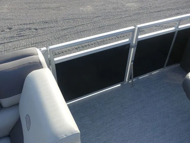 Slide: The Image of Sun Tracker Fishin' Barge 20 DLX 2026 - 16