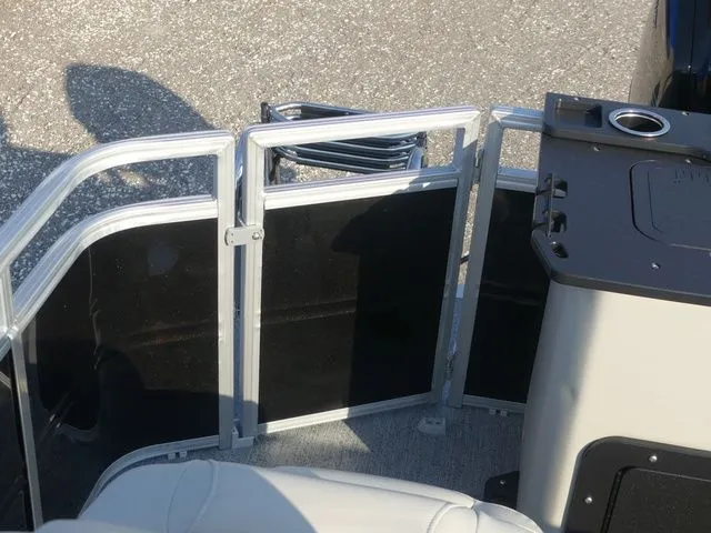 Slide: The Image of Sun Tracker Fishin' Barge 20 DLX 2026 - 17