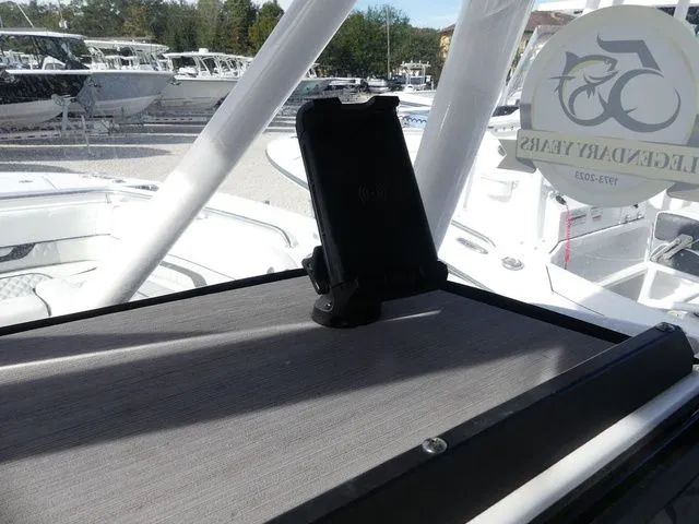 Slide: The Image of Blackfin 252 CC 2023 - 11