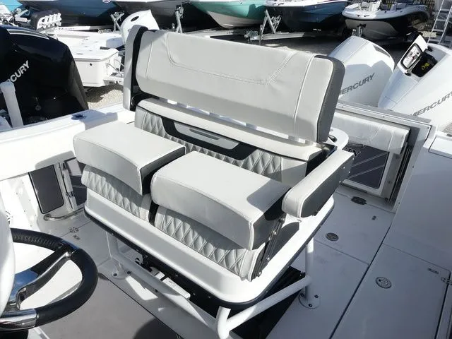 Slide: The Image of Blackfin 252 CC 2023 - 12