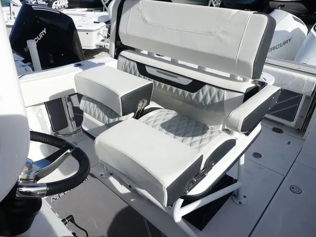 Slide: The Image of Blackfin 252 CC 2023 - 13