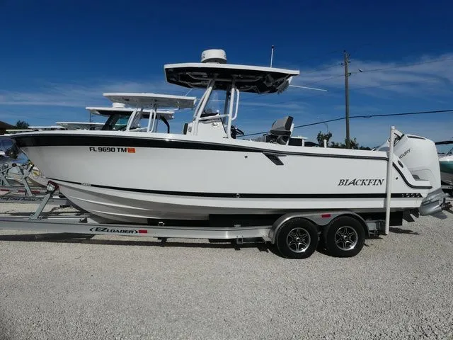 Slide: The Image of Blackfin 252 CC 2023 - 3