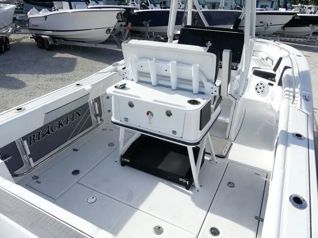 Slide: The Image of Blackfin 252 CC 2023 - 6