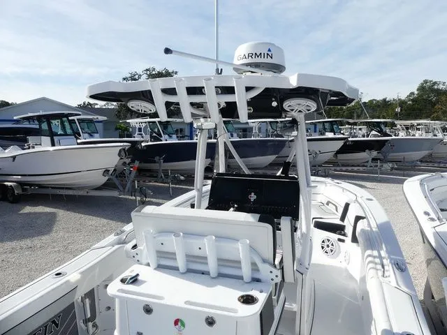 Slide: The Image of Blackfin 252 CC 2023 - 7