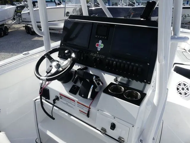 Slide: The Image of Blackfin 252 CC 2023 - 8