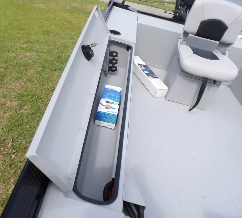 Slide: The Image of Crestliner C16OS OUTLOOK STICK STEER 2025 - 18