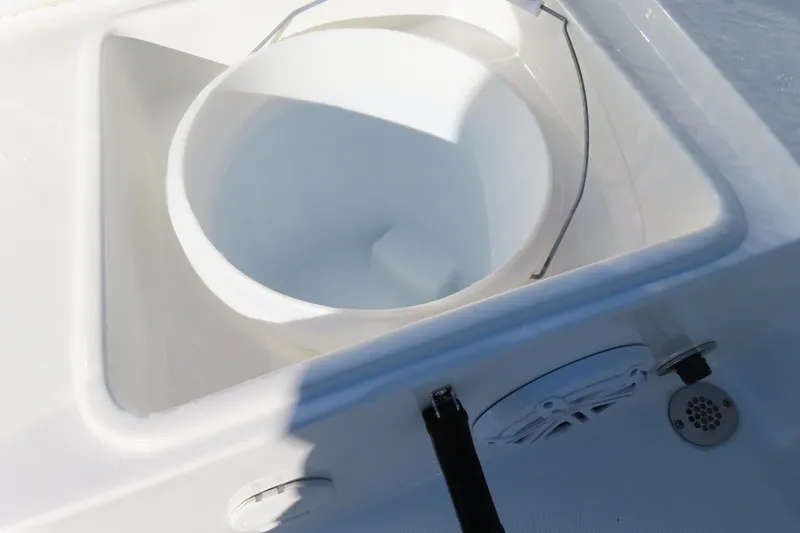 Slide: The Image of Livewell on 2025 Sea Hunt Ultra 245 SE boat, featuring a white interior and secure latch. - 40