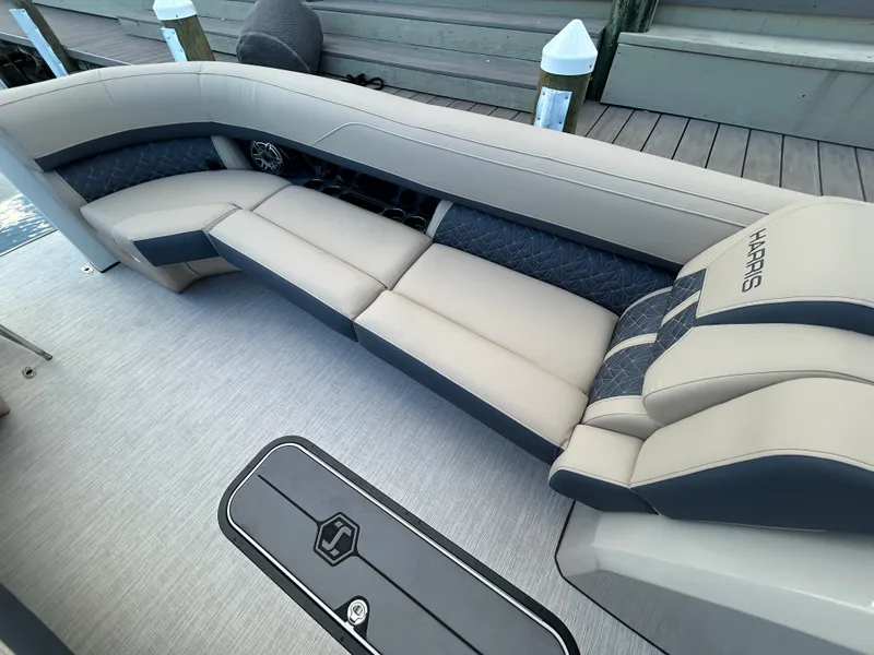 Slide: The Image of Harris Grand Mariner 250 2026 - 19