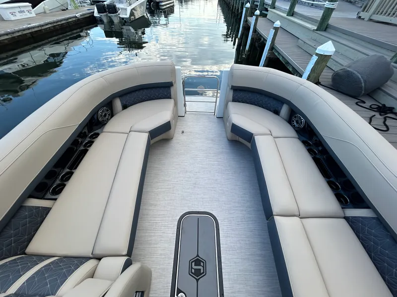 Slide: The Image of Harris Grand Mariner 250 2026 - 24
