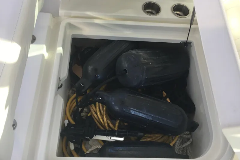 Slide: The Image of Storage compartment on a 2006 Hydra-Sports Vector 2900 VX with boat fenders and ropes. - 20