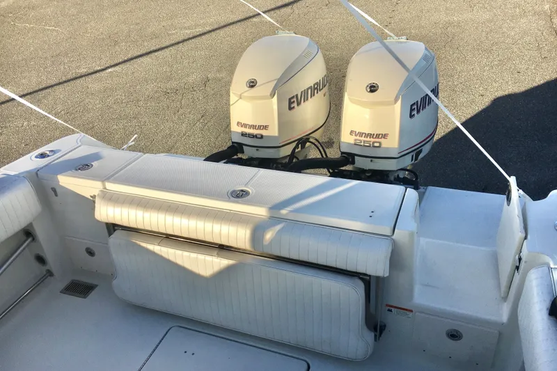 Slide: The Image of 2006 Hydra-Sports Vector 2900 VX boat with twin Evinrude 250 engines. - 23