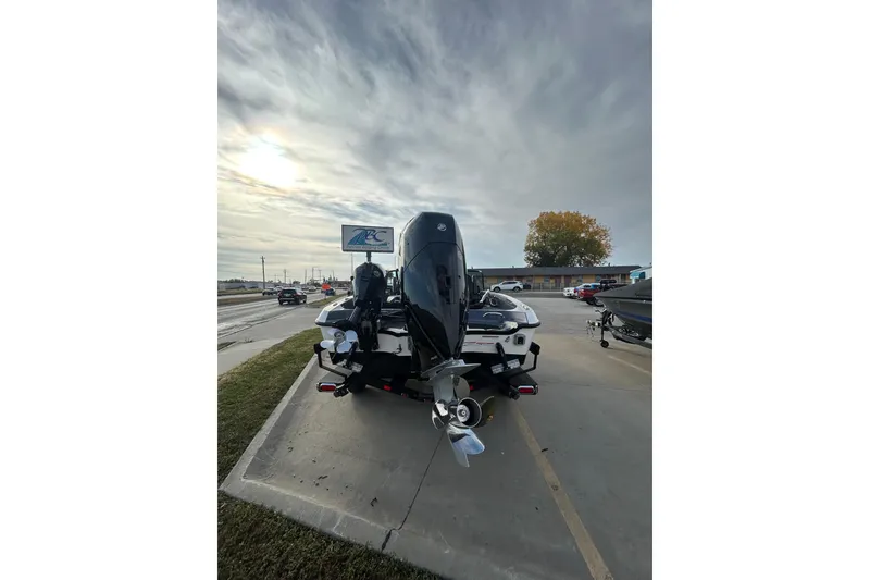 Slide: The Image of 2026 Lund 219 Pro-V GL boat with dual engines at a boating center. - 10