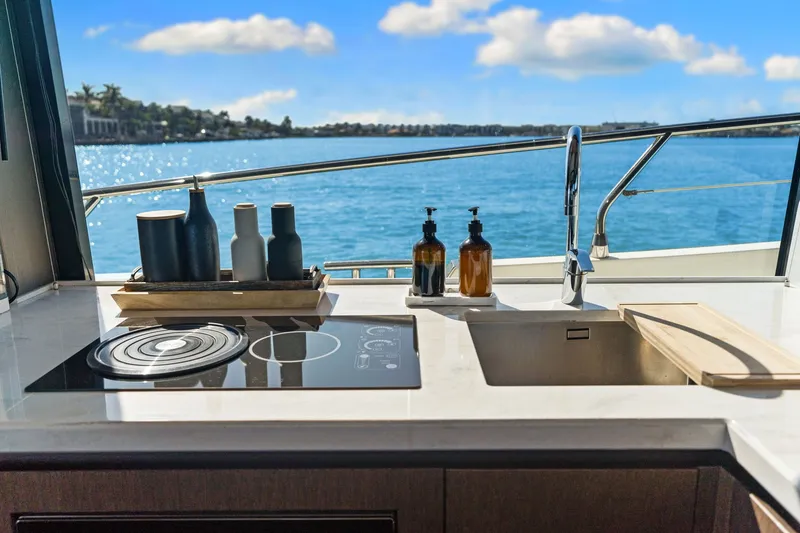 Slide: The Image of Galeon 680 Fly 2020 - 33