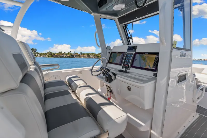 Slide: The Image of Everglades 325 Center Console 2016 - 24
