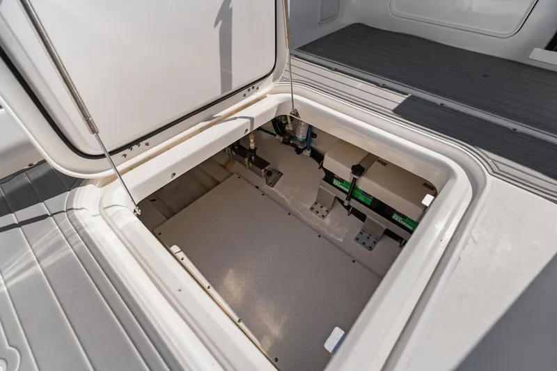 Slide: The Image of Everglades 325 Center Console 2016 - 45