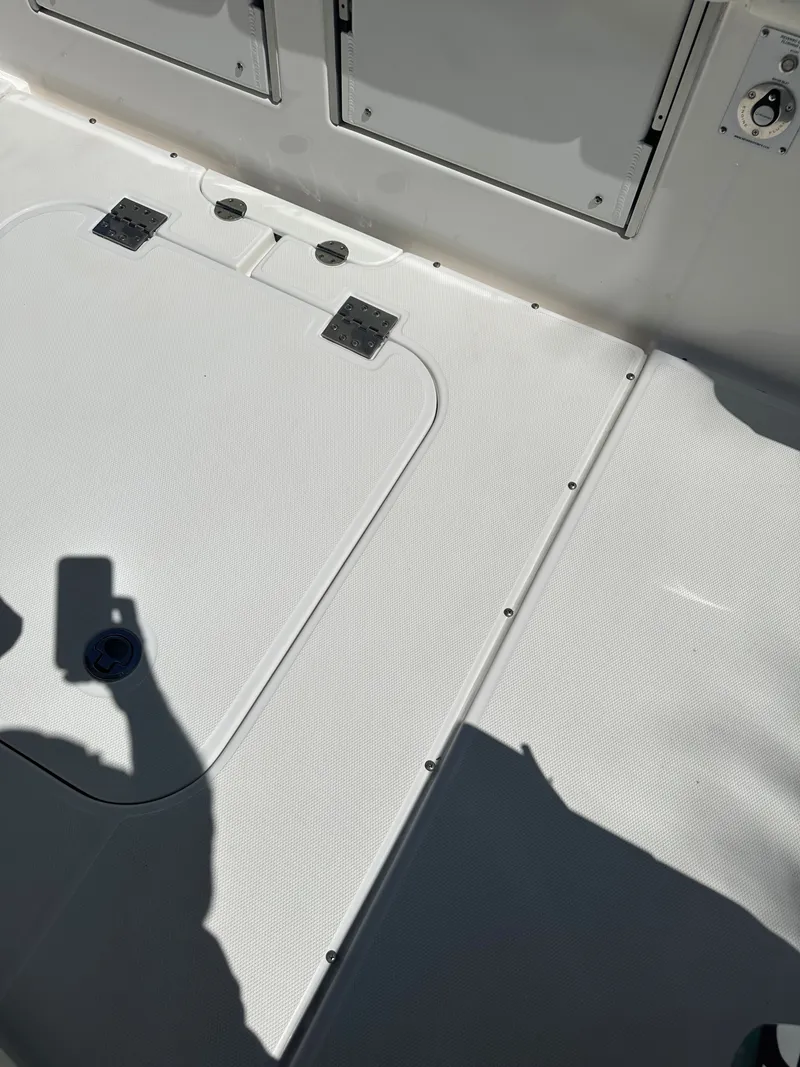 Slide: The Image of Close-up of the deck on a 2016 Everglades 325 Center Console. - 34