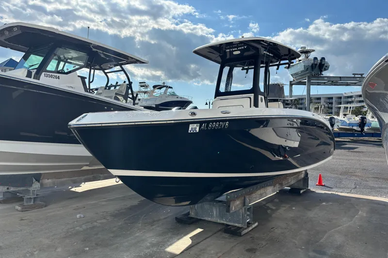 The Image of 2021 Yamaha Boats 255 FSH Sport E on display at a marina. - 0