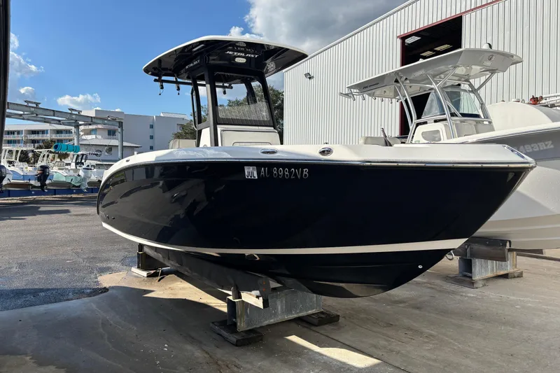 Slide: The Image of 2021 Yamaha Boats 255 FSH Sport E in a marina setting, side view. - 6