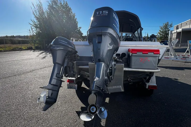 Slide: The Image of 2008 North River 18 SEA HAWK boat with dual Yamaha outboard motors. - 8