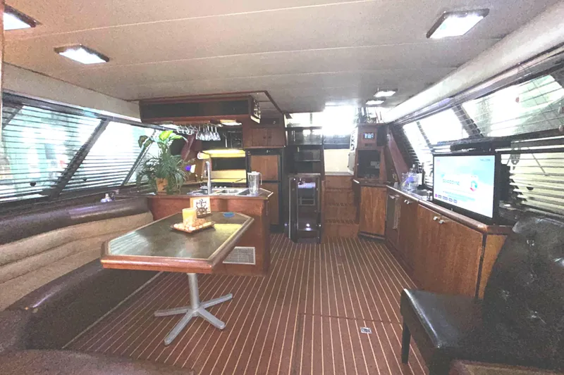 Slide: The Image of Interior of 1989 Bayliner 4588 Pilothouse yacht with modern amenities. - 21