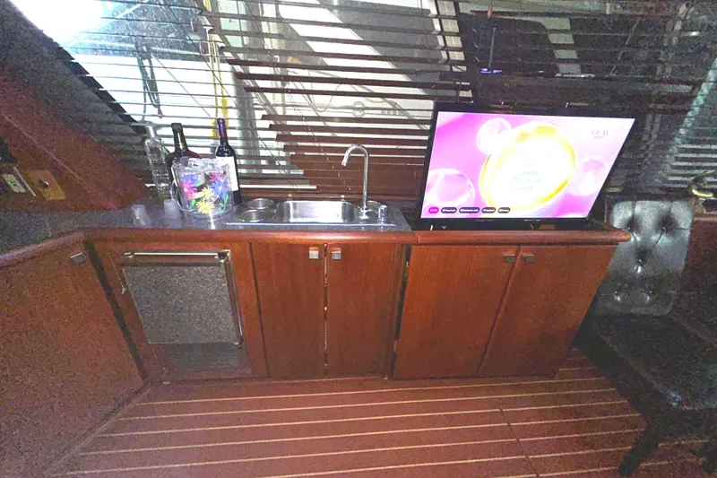 Slide: The Image of Bayliner 4588 Pilothouse 1989 - 23