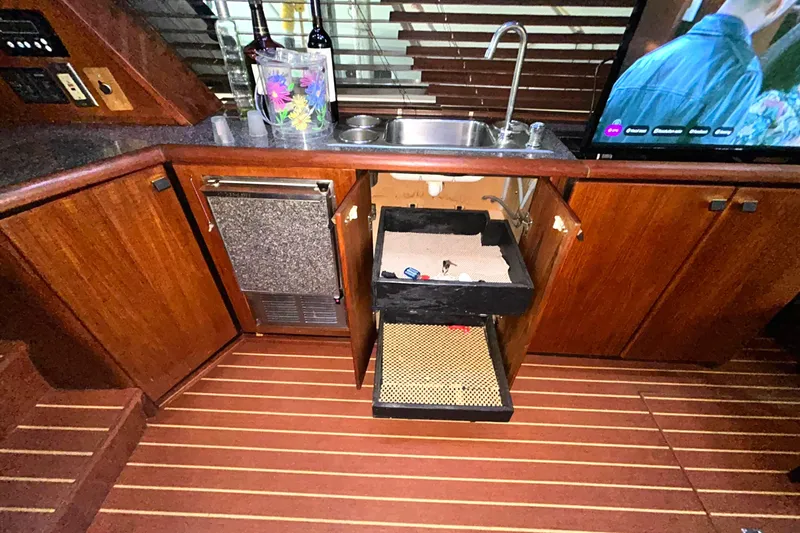 Slide: The Image of Bayliner 4588 Pilothouse 1989 - 27