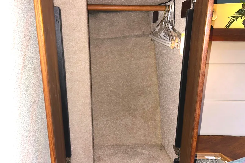 Slide: The Image of Bayliner 4588 Pilothouse 1989 - 43