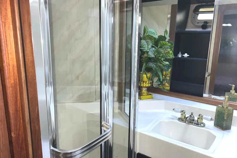 Slide: The Image of Bayliner 4588 Pilothouse 1989 - 57