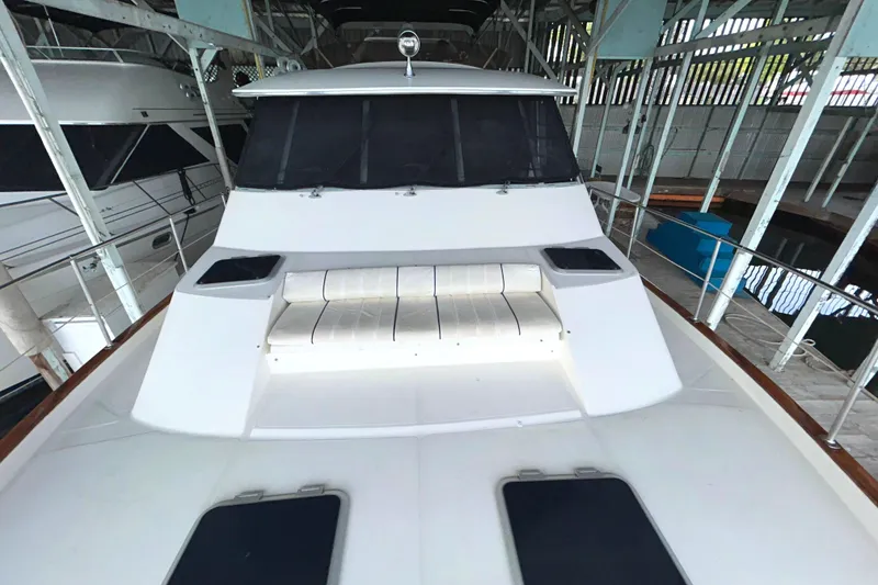 Slide: The Image of 1989 Bayliner 4588 Pilothouse yacht with spacious fore deck and seating area. - 77