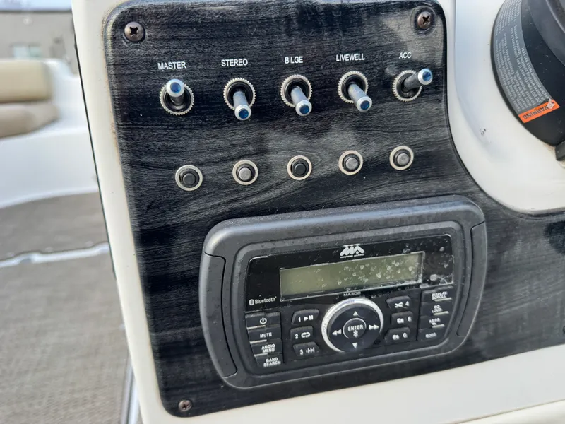 Slide: The Image of Hurricane SunDeck 187 with 150HP Yamaha Fourstroke EFI Outboard 2019 - 26